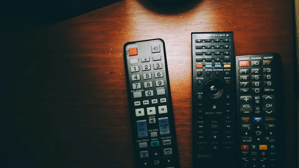 أفضل تطبيق IPTV للتلفزيون الذكي والهاتف 2026: الاختيار حسب جهازك لا حسب الإعلانات