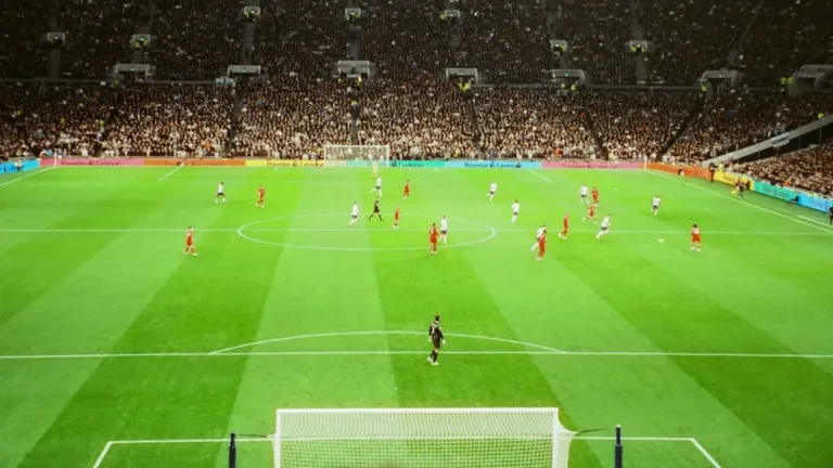 مشاهدة الدوري الإنجليزي الممتاز على شاشتك بجودة 4K — دليل ليلة المباراة