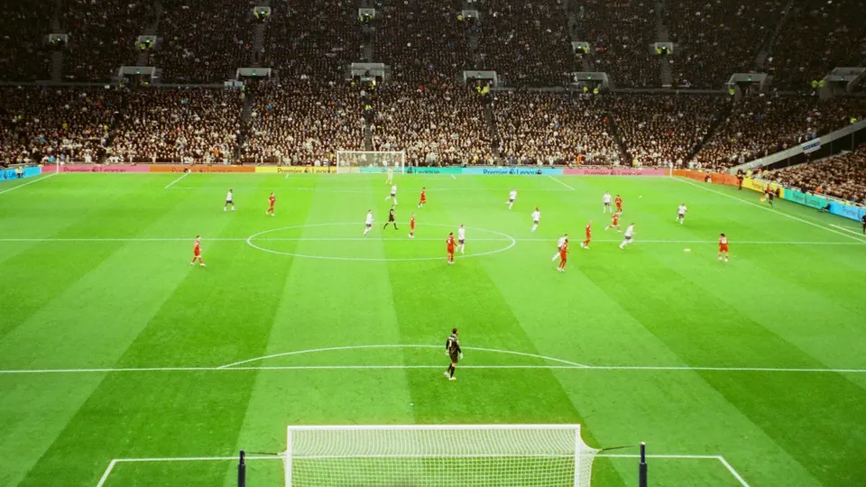 مشاهدة الدوري الإنجليزي الممتاز على شاشتك بجودة 4K — دليل ليلة المباراة