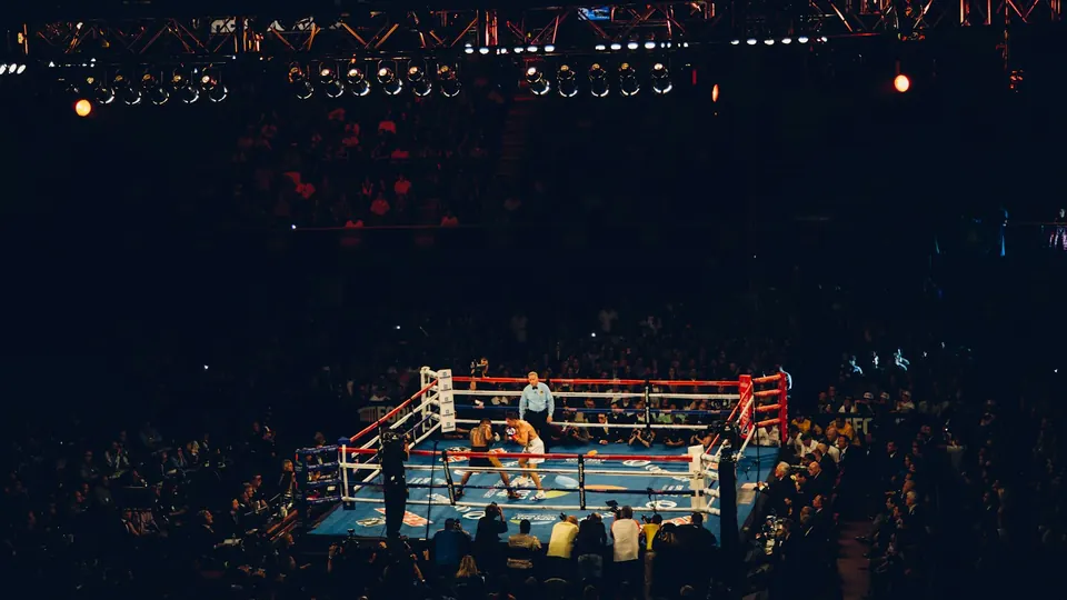 مشاهدة WWE وUFC والملاكمة على شاشتك بجودة 4K — دليل ليلة الفعالية